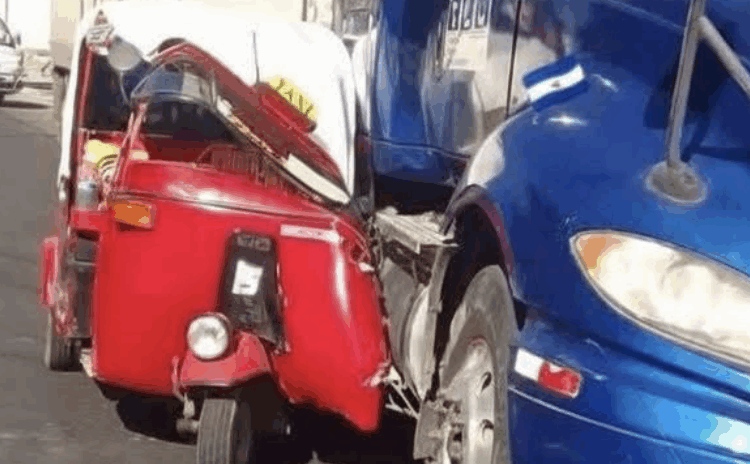 Accidente entre mototaxi y rastra en Usulután