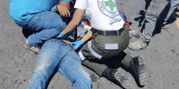 Joven sufre heridas graves tras ser atropellado por una moto