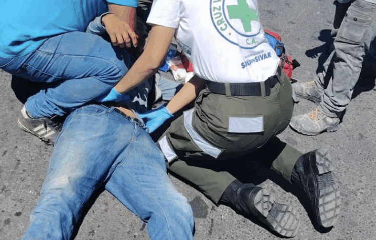 Joven sufre heridas graves tras ser atropellado por una moto