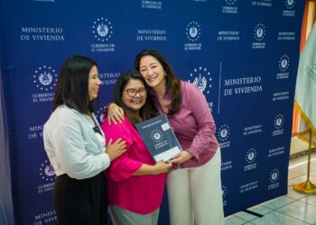 Vivienda entrega escrituras a familias estafadas por Corporación Argoz tras décadas de espera