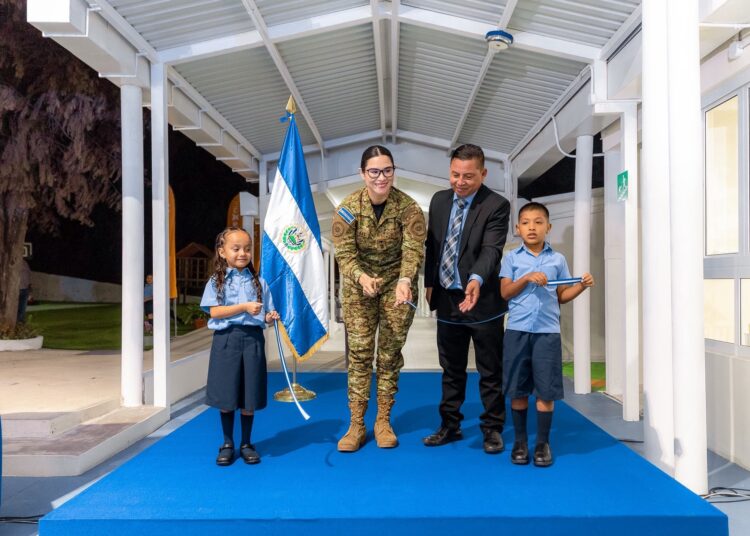 Ministra de Educación inaugura escuela en Santa Tecla 