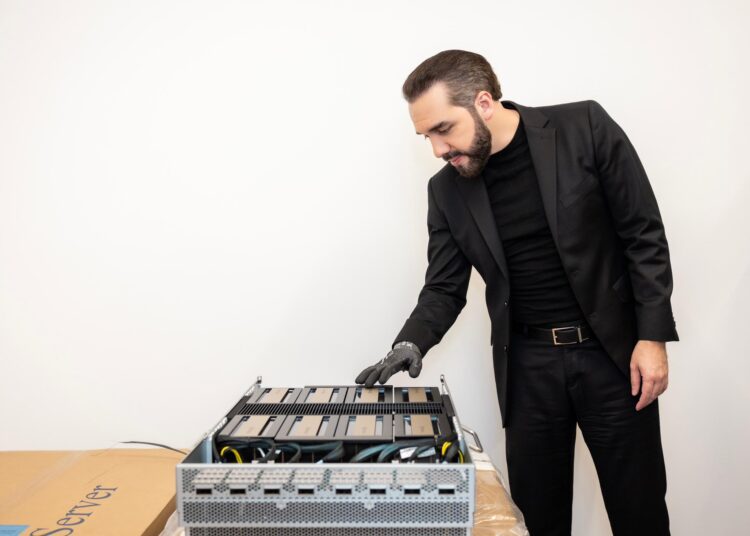 Presidente Bukele inspecciona chips Nvidia B300 