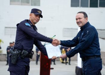 Ministro Villatoro juramenta a 221 nuevos policías para reforzar la seguridad nacional