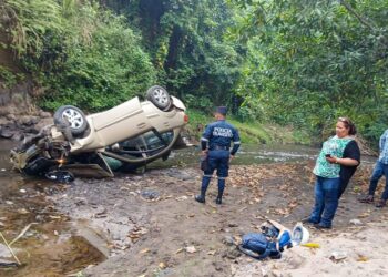 Vehículo cae cerca de río en Carretera Panamericana