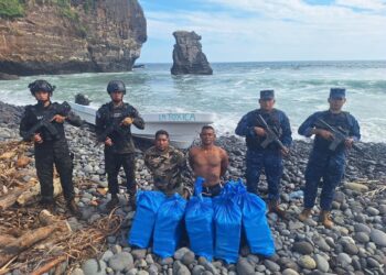 Golpe al narcotráfico: Fuerza Naval y Aérea incautan droga tras persecución en la bocana