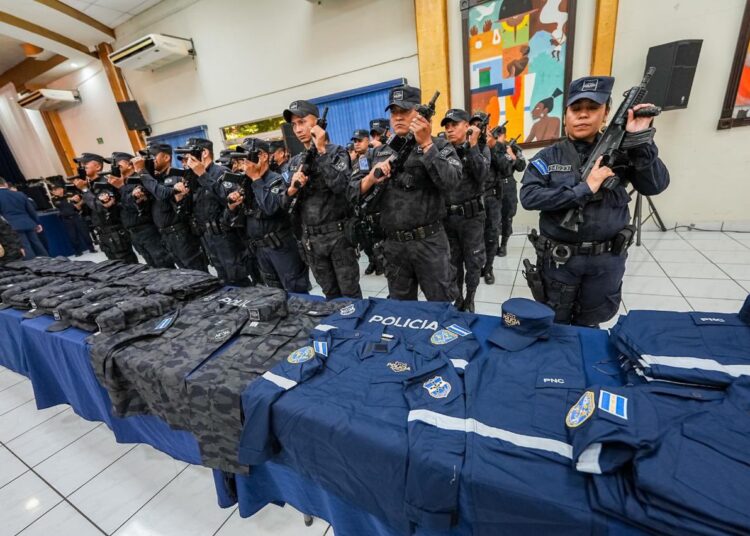 Continúa dignificación policial con la entrega de más de 80,000 nuevos uniformes 