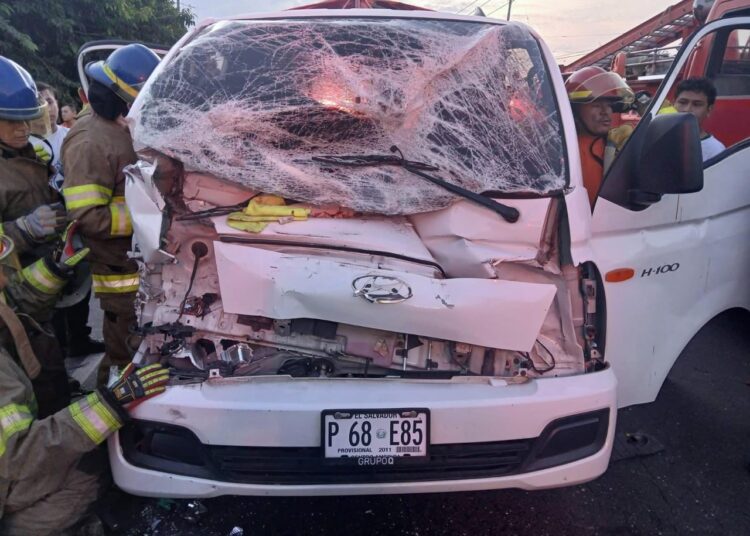Imprudencia de conductor de camión provoca fuerte choque 