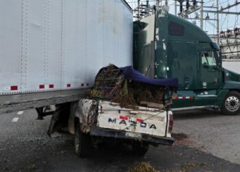 Tres lesionados tras colisión entre pick-up y rastra en Sonsonate