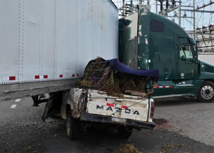 Tres lesionados tras colisión entre pick-up y rastra en Sonsonate