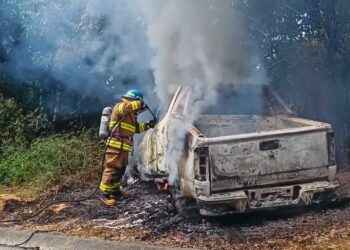 Bomberos controlan incendio de vehículo en Chalatenango