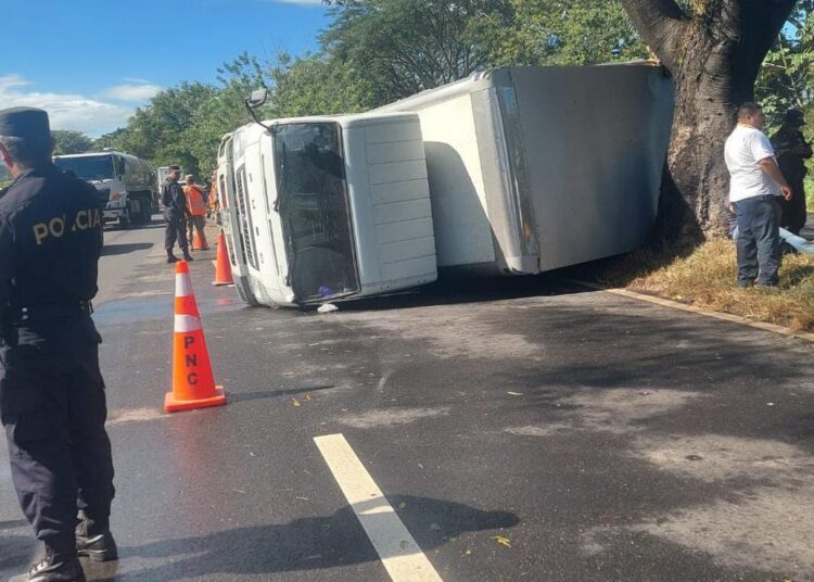 Camión choca contra un árbol en carretera a Santa Ana