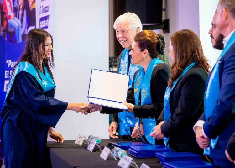 Primera Dama destaca graduación del Instituto Starkey