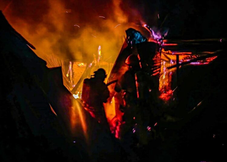 Incendio devora vivienda en La Paz