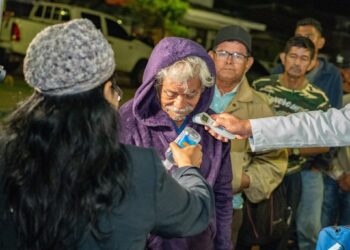 Trasladan a más de 75 personas sin hogar a albergue por frente frío