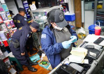 Operativo masivo en el Centro de San Salvador contra vendedores de artículos robados