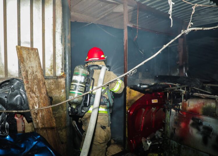 Bomberos controlan incendio estructural en taller de San Marcos