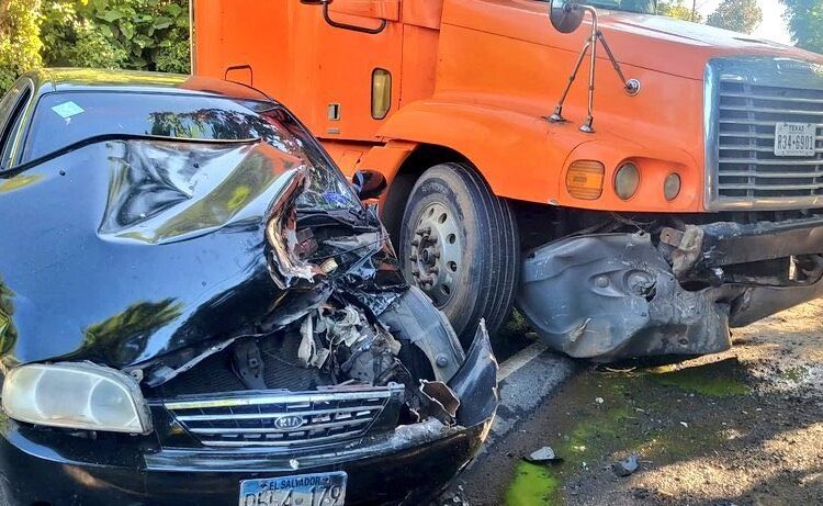 Accidente vial en Zacatecoluca deja dos personas lesionadas