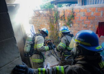 Bomberos controlan un incendio en una casa en San Salvador