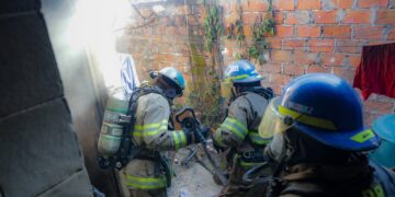 Bomberos controlan un incendio en una casa en San Salvador