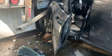 Dos lesionados tras colisión de vehículo contra furgón 