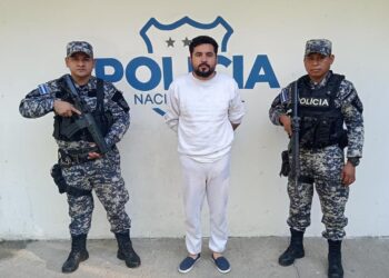 Detienen en el aeropuerto a pandillero procedente de México