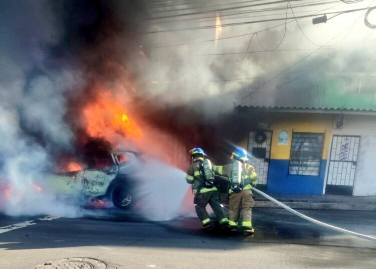 Bomberos sofocan incendio en vehículo en la Constitución