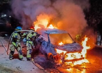 Bomberos sofocan incendio vehicular en San Vicente