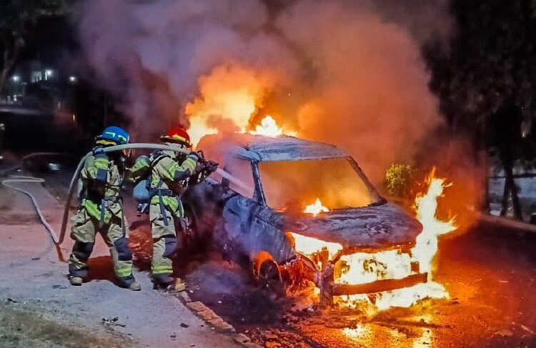 Bomberos sofocan incendio vehicular en San Vicente
