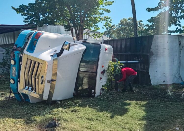 Vuelca camión en San Miguel: motorista queda atrapado y gravemente herido