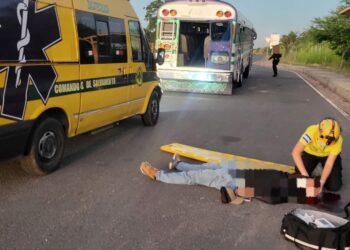 Joven cae de autobús y resulta lesionado en Santiago Nonualco