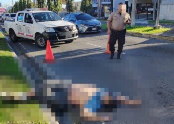 Persona fallece tras caer de autobús y ser arrollada