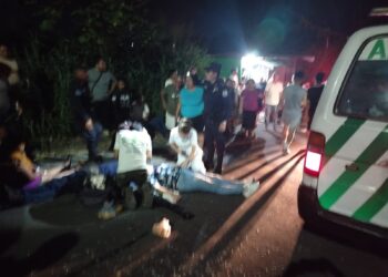 Microbús pierde los frenos y se estrella contra un árbol en ciudad delgado