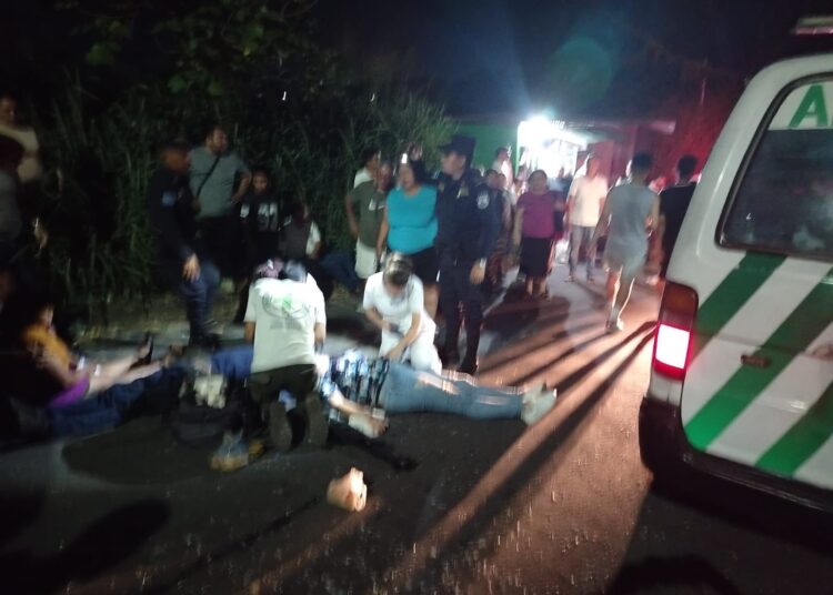 Microbús pierde los frenos y se estrella contra un árbol en ciudad delgado