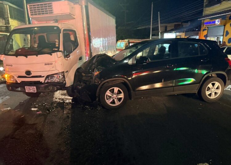 Fuerte accidente múltiple en San Salvador involucra a cinco vehículos