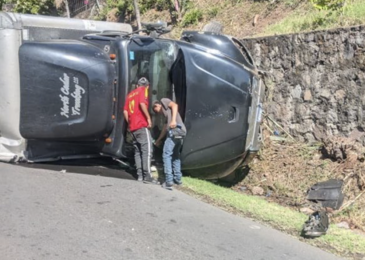 Motocicleta se incendia en Santa Ana
