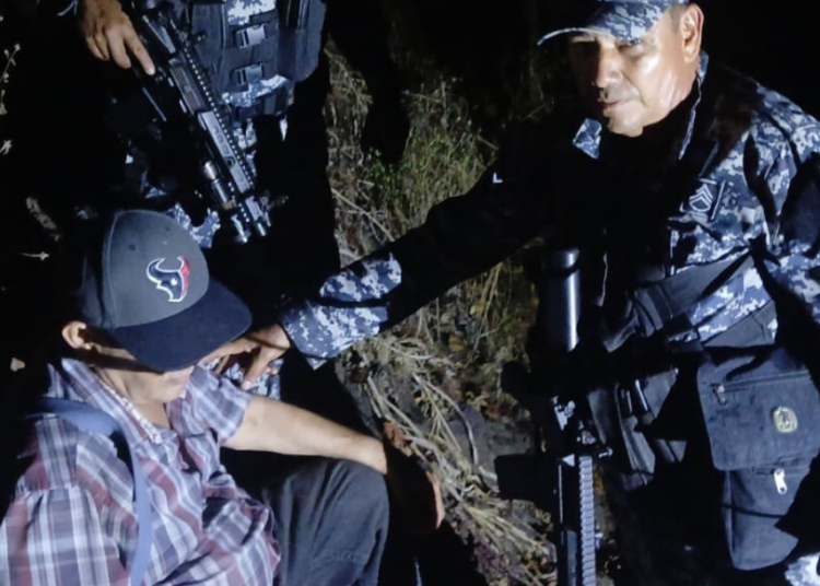 Fuerzas Especiales rescatan a adulto mayor extraviado en el cerro Quezalapa
