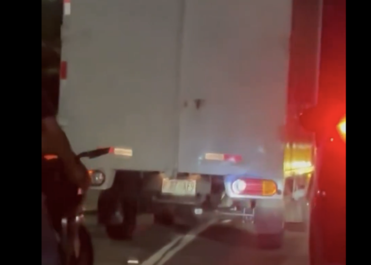 Sancionan a conductor de camión con $500 en multas 