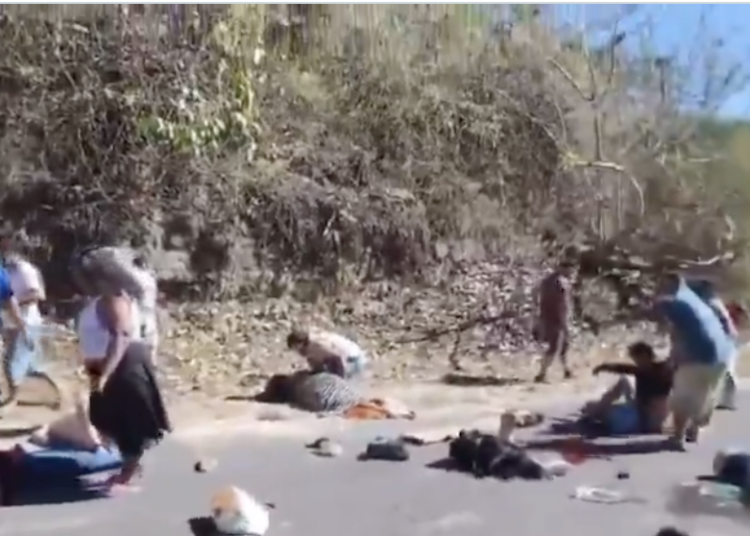 Vuelco de pickup deja varios lesionados 