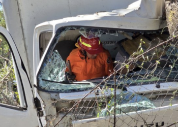 Bomberos rescatan a conductor atrapado tras fuerte accidente 