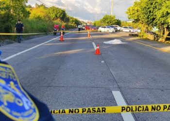 Motociclista fallece tras impactar contra microbús 