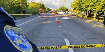 Motociclista fallece tras impactar contra microbús 