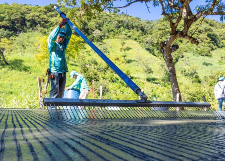 DOM trabaja en pavimentación con concreto hidráulico en Morazán