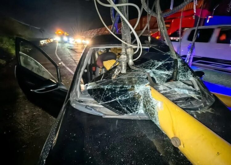 Conductor queda atrapado tras fuerte accidente en la carretera Los Chorros