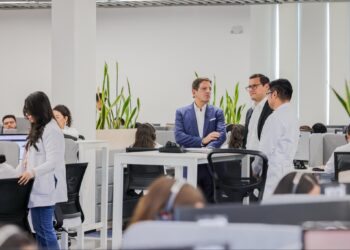 Presidente de Google Cloud visita el centro de operaciones de Doctor SV