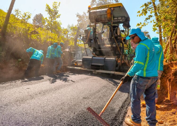 DOM continúa asfaltado en el caserío el mozote, morazán 