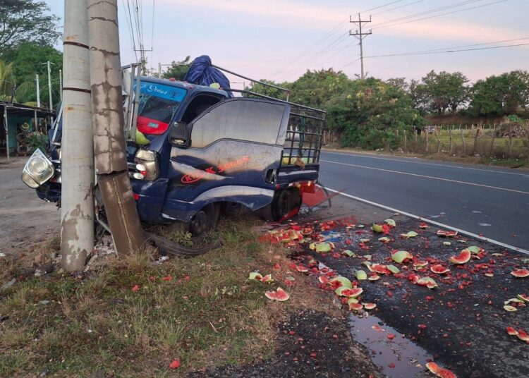 Camioneta saca de la vía a camión en la Carretera Litoral 