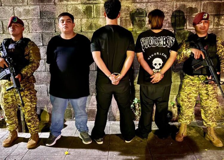 Capturan a menores de edad con arsenal de drogas 