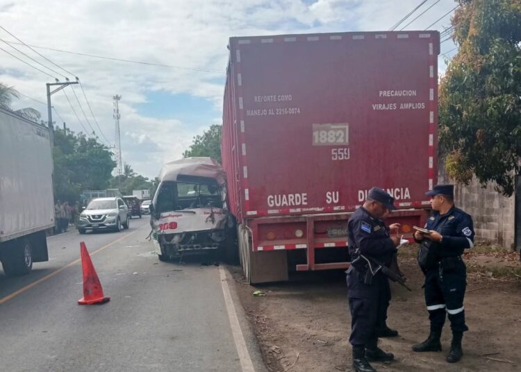 Cámaras captan a motociclista que atropella a peatón y se da a la fuga 