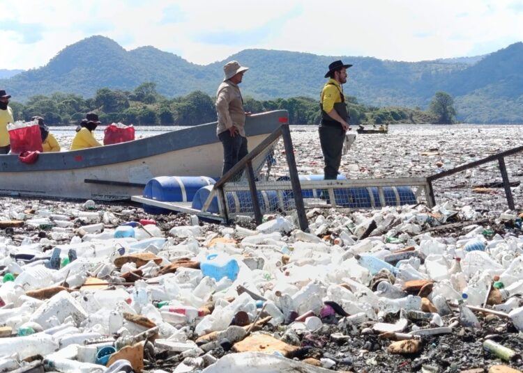 CEL realiza jornada de limpieza para retirar toneladas de basura del lago Suchitlán