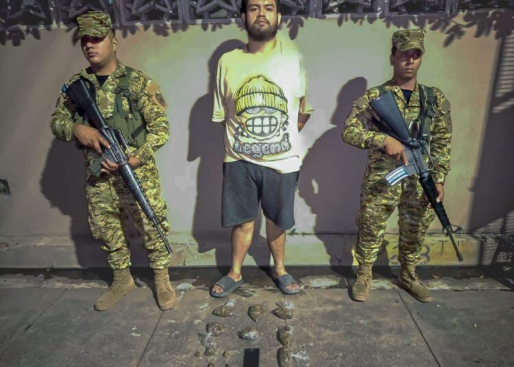 Fuerza Armada ubica a sujeto con drogas para vender